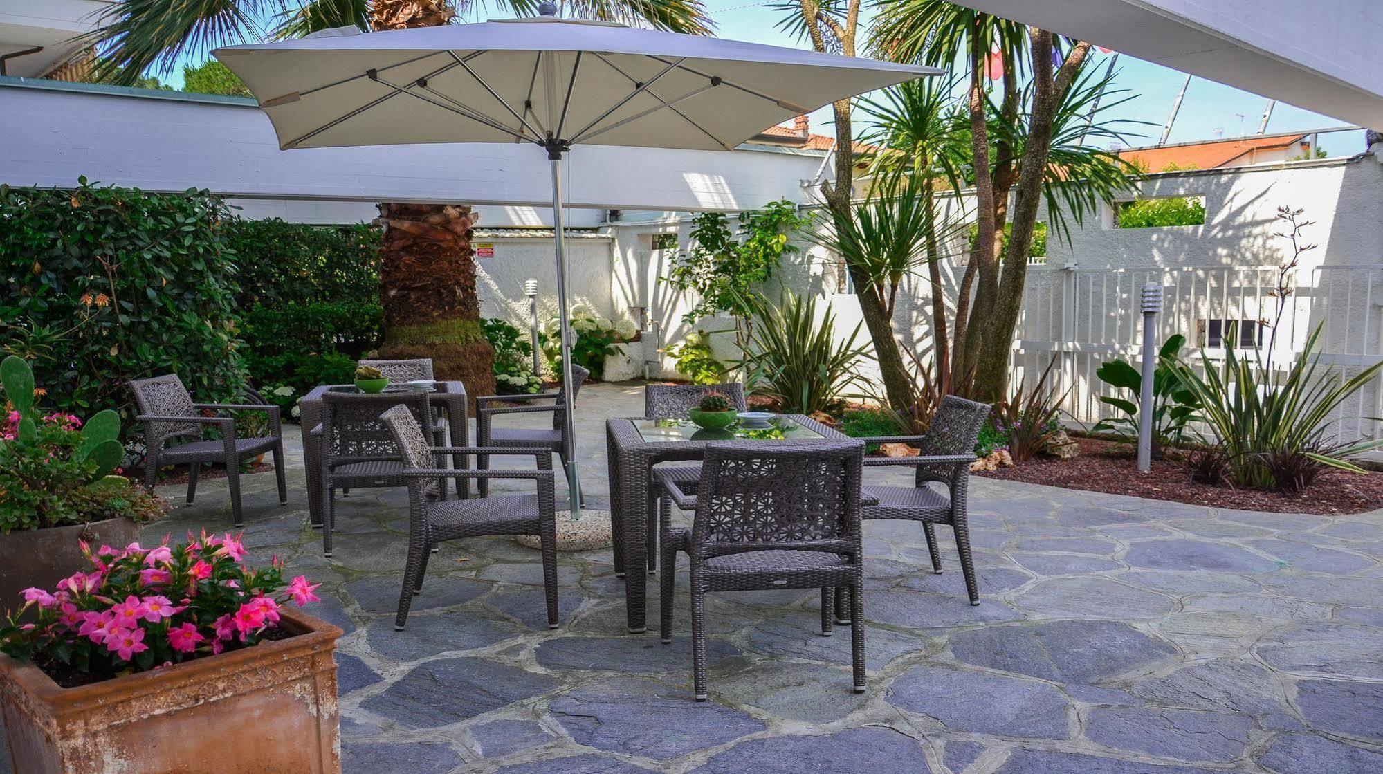 Hotel Tiffany Marina di Massa Exterior foto